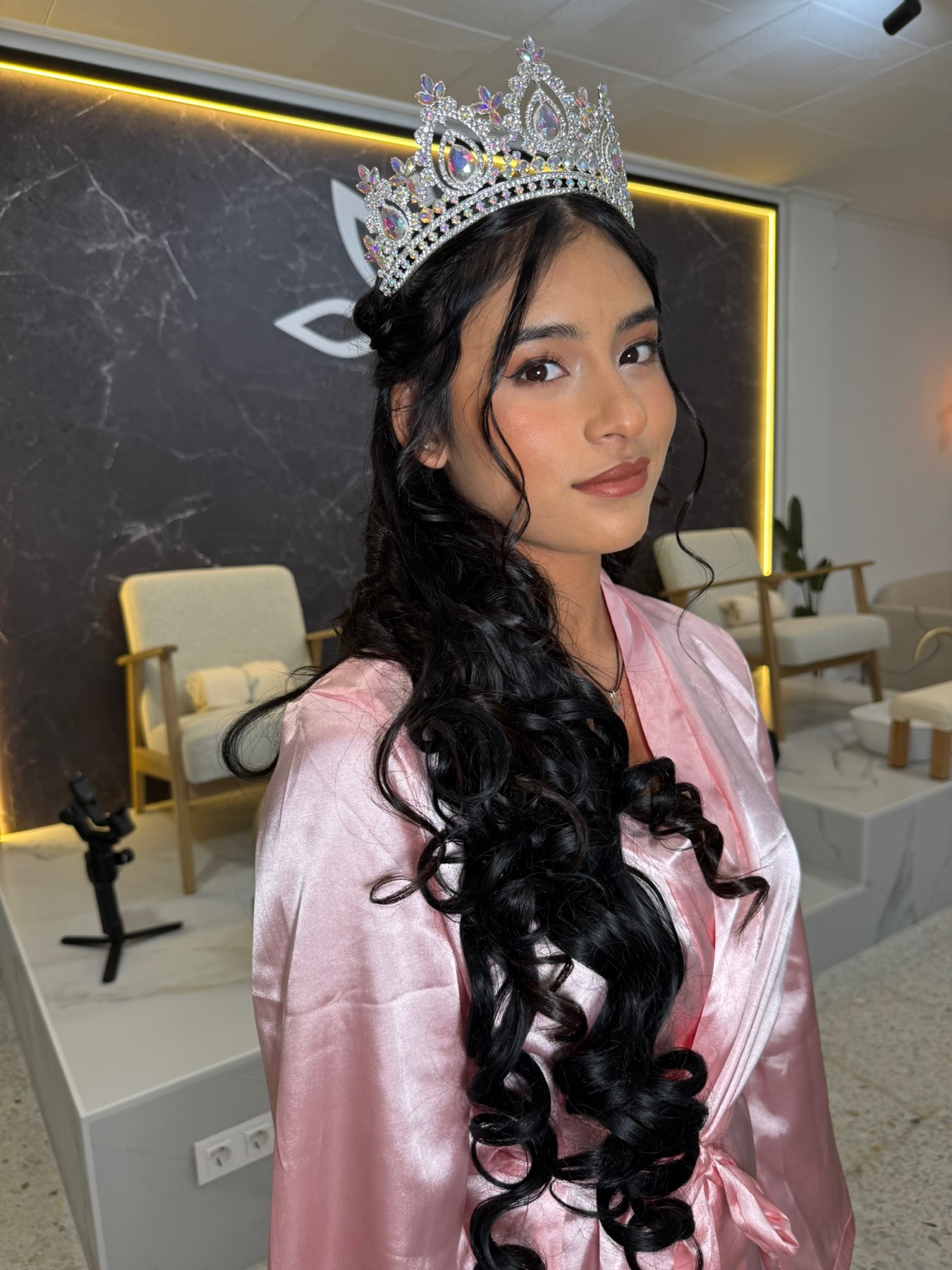 Clienta lista para su evento, con rizos largos y corona